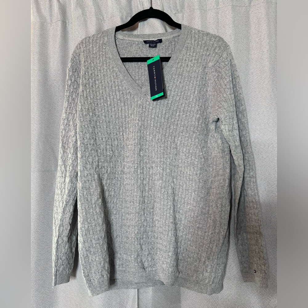 NWT TOMMY HILFIGER V-NECK LIGHTWEIGHT SWEATER